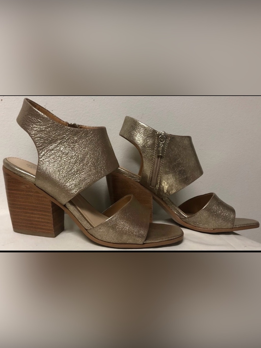 Isola Metallic Gold Leather Block Heel Sandals
Women’s Size: 8.5